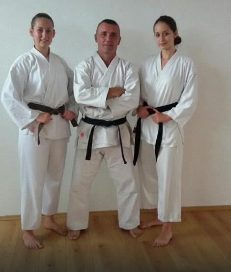 dajana i tamara sa trenerom karate