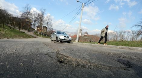 ostecenja asfalta tuzlanska ulica