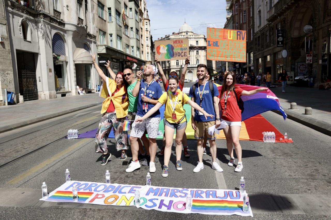 Prvi učesnici Parade ponosa stigli pred Vječnu vatru
