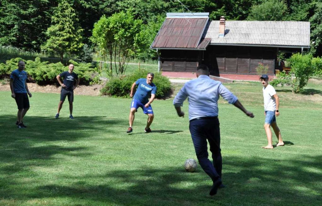 NA IZLETU DNS-a: Nešić u Prosari kod Gradiške zaigrao fudbal u čarapama