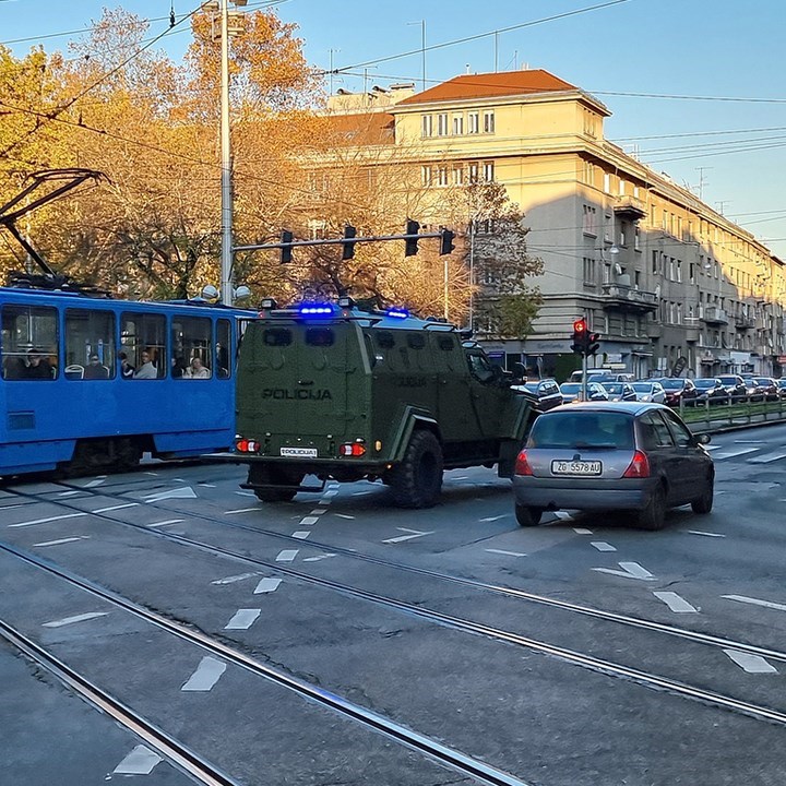 Američko obezbjeđenje u pratnji kamiona sa evrima na ulicama Zagreba