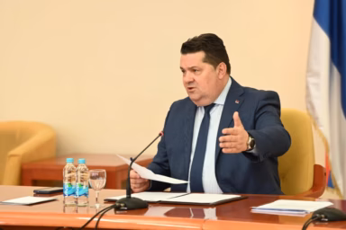 Nenad Stevandić: Svijet srlja u ambis