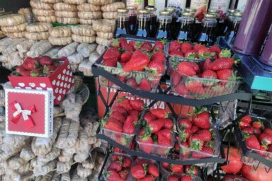 Jagode iz Hercegovine stigle na banjalučku Tržnicu