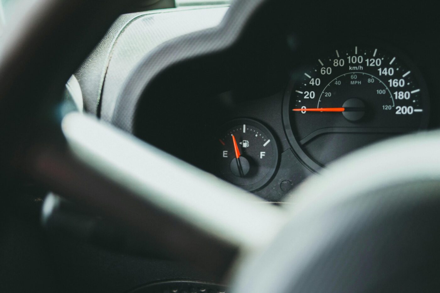 Može li doći do kvara automobila ako ostanete bez goriva u vožnji?