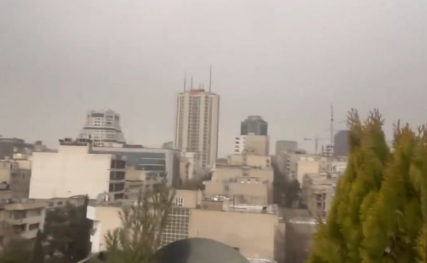 U Teheranu pada crna kiša