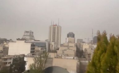 U Teheranu pada crna kiša