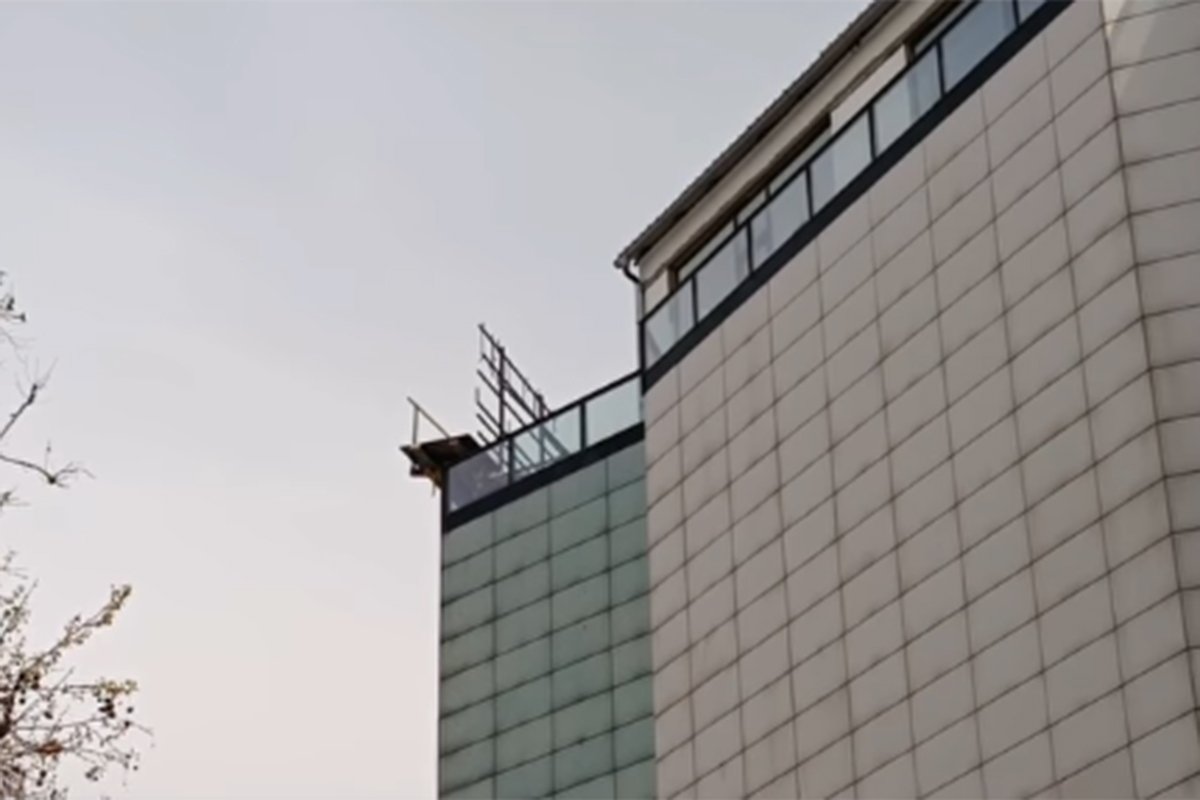 Pala skela sa tržnog centra u Novom Sadu