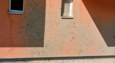 Bahati vozač uništio fasadu zgrade u Banjaluci, pa pobjegao
