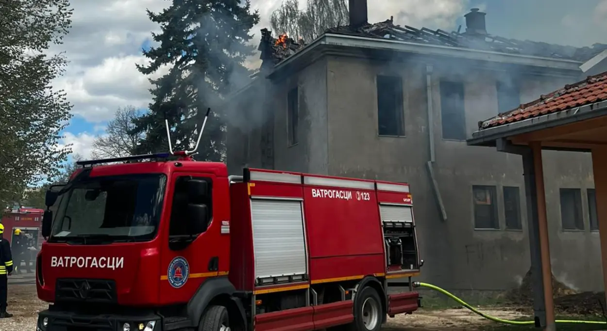 Gori objekat nikada dovršene kasarne u Avtovcu kod Gacka