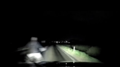 Misteriozna figura na cesti