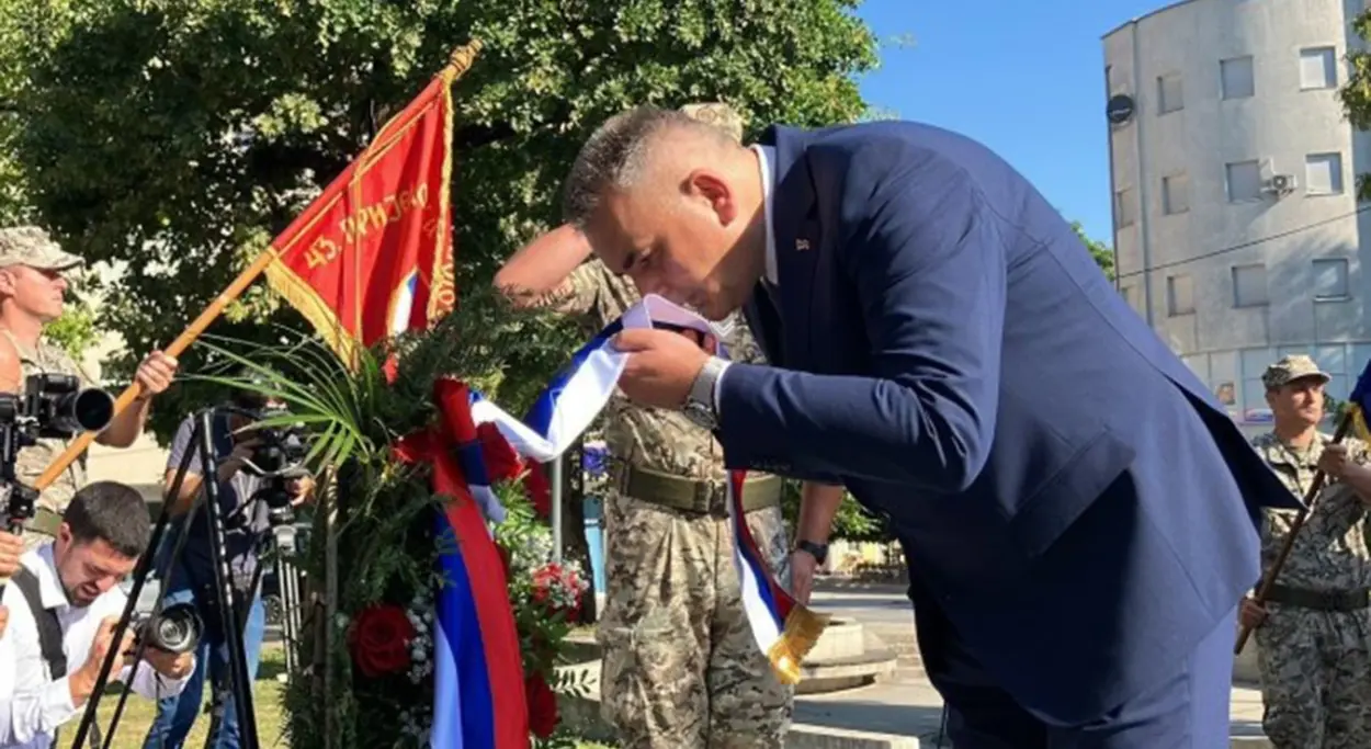 Savo Minić ljubi zastavu Republike Srpske