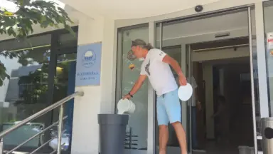 Mještanin Barlovaca kozijim mlijekom zalijeva cvijeće ispred Vodovoda