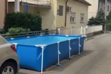 Žena u Zagrebu postavila bazen nasred ulice