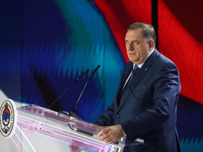 Milorad Dodik za govornicom, u pozadini se nazire srpska zastava