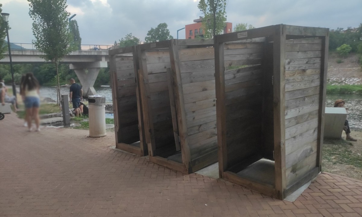 Ruglo na plaži kod Zelenog mosta