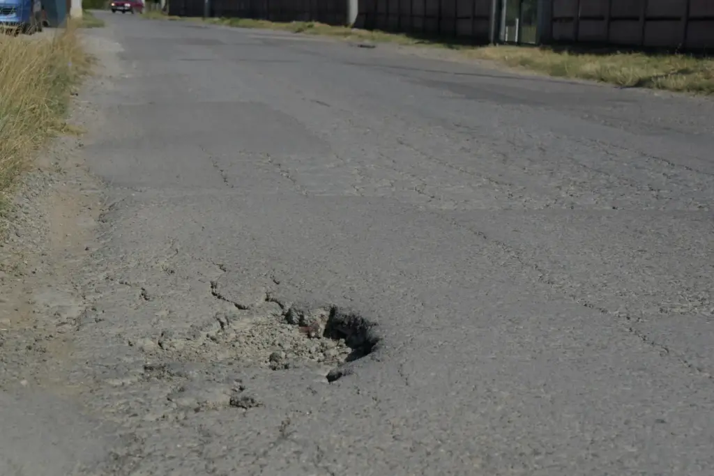 “Samo krpe rupe”: Mještani Vrbanje traže hitnu obnovu ulice koja je postala glavna saobraćajnica